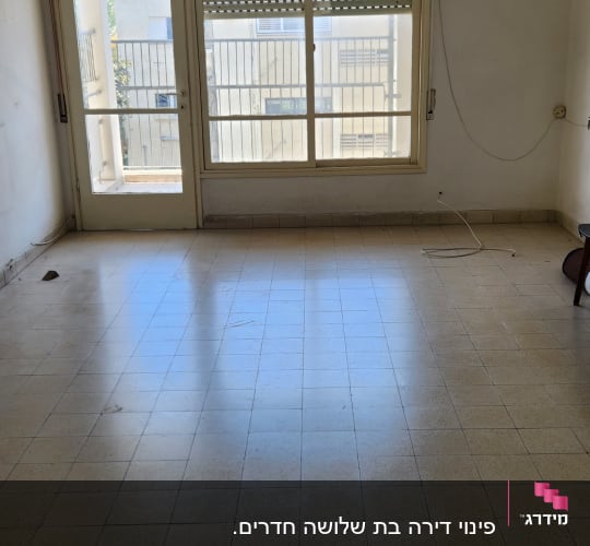 רצפה נקייה עם חלון גדול ומנורה תלויה
